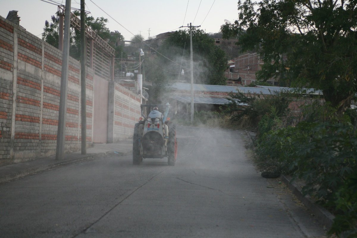 adriana_camposh's tweet photo. Agradecemos el apoyo de #Berrymex, #AgrícolaDareyza y #Arsaro, por unirse al Ayuntamiento de Jacona y reforzar las jornadas de sanitización en las colonias.

Estos trabajos se realizan diariamente en distintos puntos del municipio. #QuédateEnCasa https://t.co/DW4reZSZH0