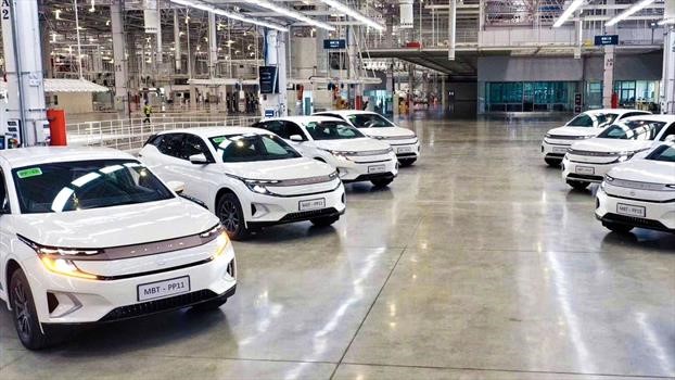 Autocosmos's tweet photo. #FelizMartes ♥️ Ya ha iniciado la producción de la SUV eléctrica con la pantalla interior más grande de la industria 😱 La @BYTONcars #MBYTE, ¡ofrece 2 opciones de motor, de tracción y de batería y logra el 0 a 100 km/h en 5.5 segundos! 👉 https://t.co/1o2tHqOYXD https://t.co/98kEkceloq