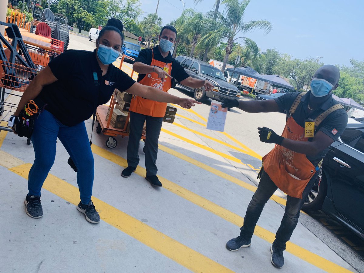humberto1romero's tweet photo. When the going gets tough our team shows up. Our team together with MET gets it done!! 
 @Chris_Fraga_HD @JoeRSantelia @VictorAEsposit1 @CAPTCARLOS71  @Derrik_MASM #OrangeApronHeroes #ThankYouRetailWorkers https://t.co/kiCer5QFuj