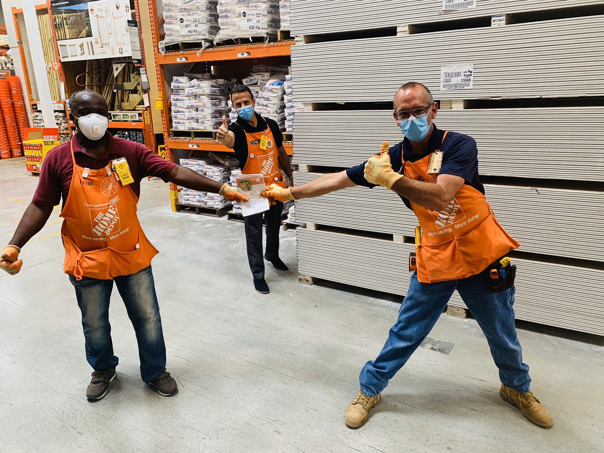 humberto1romero's tweet photo. When the going gets tough our team shows up. Our team together with MET gets it done!! 
 @Chris_Fraga_HD @JoeRSantelia @VictorAEsposit1 @CAPTCARLOS71  @Derrik_MASM #OrangeApronHeroes #ThankYouRetailWorkers https://t.co/kiCer5QFuj