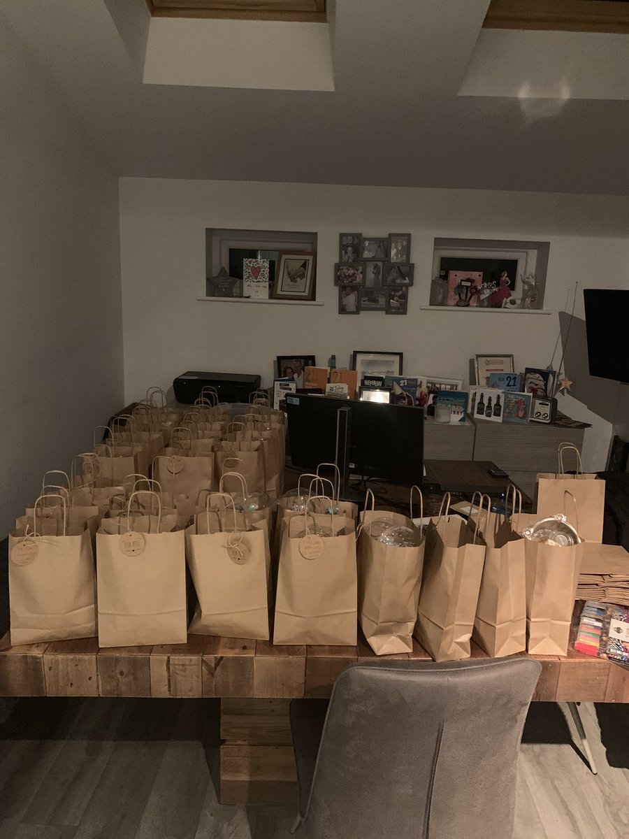 MrsPeaky23's tweet photo. @piersmorgan my daughter has spent almost 12 hours today baking buns for neighbors, friends and family , we will be delivering tomorrow, from a safe distance of course 😊 https://t.co/g4x2F9ZhWW
