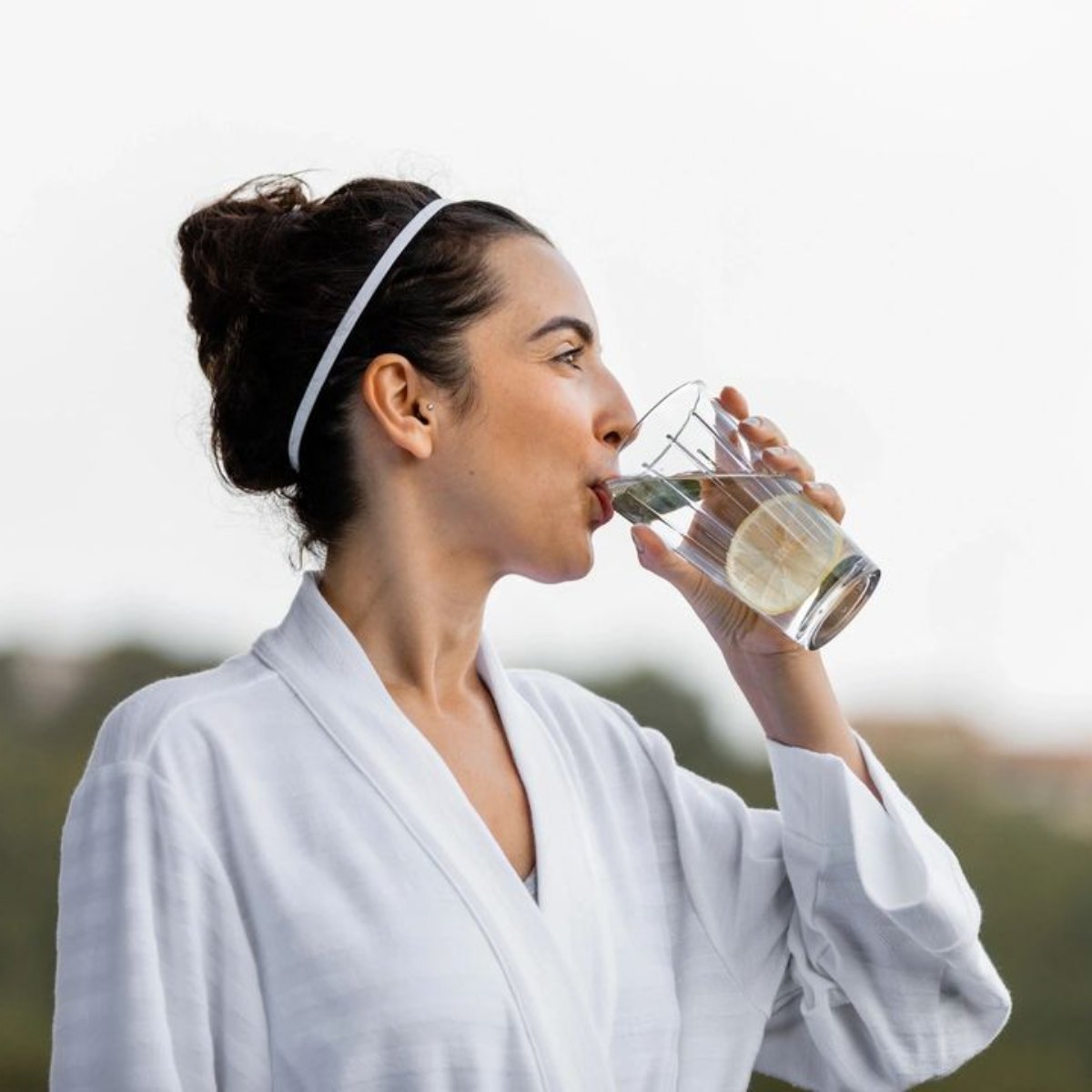 SeanFitz33V's tweet photo. Staying hydrated by drinking enough water on a day-to-day basis will give your immune system a boost. It will reduce dryness in essential areas, like your nose’s mucus membranes, and give your body's natural resources a better chance at warding off pathogens. #33VFitness #Hydrate https://t.co/IsSJDChAAq