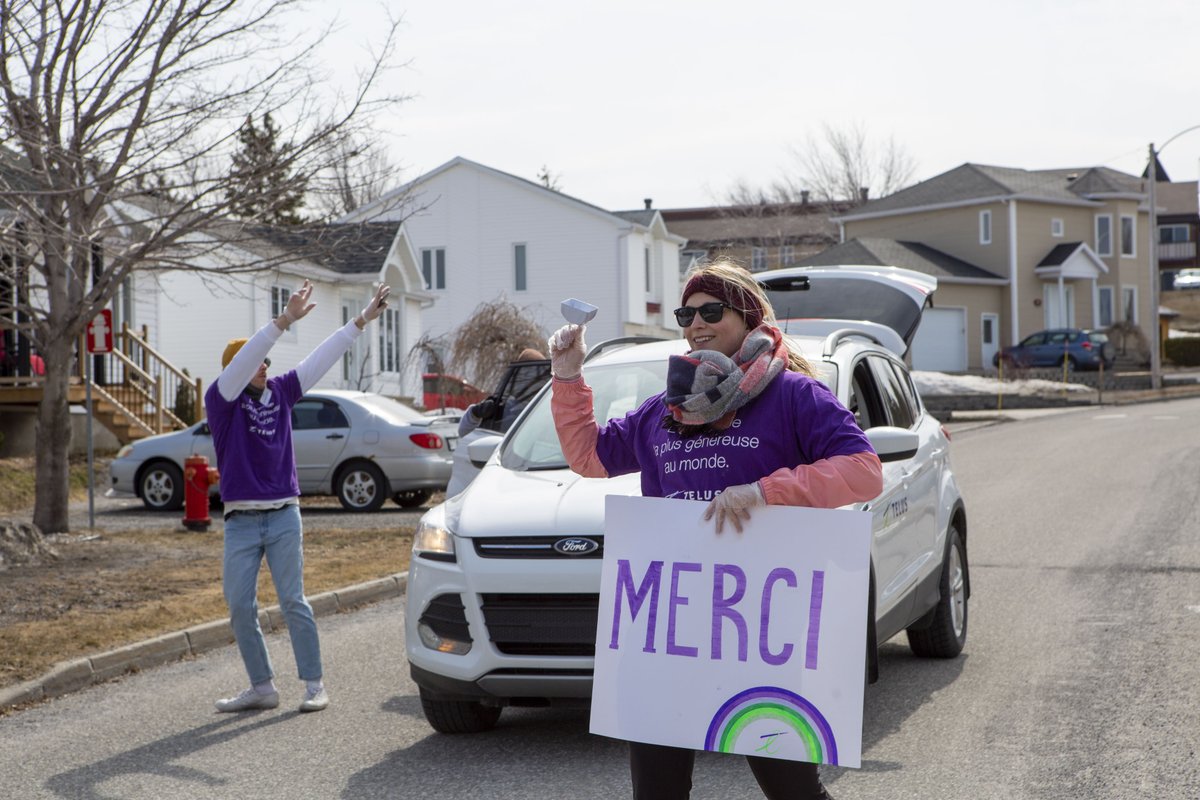 TELUSfr's tweet photo. Nos membres d’équipe ont sillonné les rues de Rimouski pour amasser des denrées pour Moisson Rimouski-Neigette. Une récolte qui profitera à plus de 500 familles. À lire : https://t.co/8jQHLAgurz #OnResteUnis 💜 https://t.co/IWiTIXf4Zd