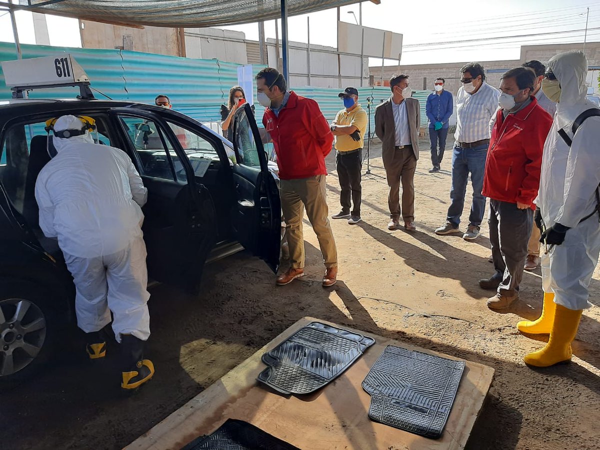 GOREAntofagasta's tweet photo. 🔴Más de 2 mil taxis colectivos serán sanitizados en #Antofagasta gracias al trabajo colaborativo entre el @GOREAntofagasta y @MantosCopper. Así lo anunció el Intendente @eeblancor junto a Felix Castillo, dirigente de Fresitaco y Mario Zuvic, jefe de Comunicaciones de la minera. https://t.co/n0Y5QW7w1o