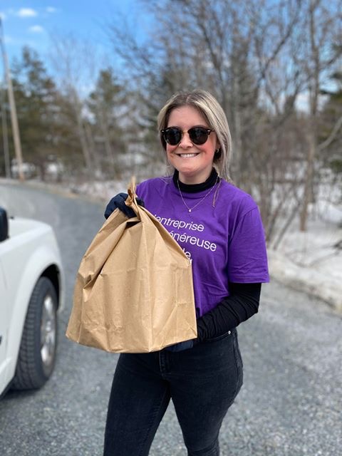 TELUSfr's tweet photo. Nos membres d’équipe ont sillonné les rues de Rimouski pour amasser des denrées pour Moisson Rimouski-Neigette. Une récolte qui profitera à plus de 500 familles. À lire : https://t.co/8jQHLAgurz #OnResteUnis 💜 https://t.co/IWiTIXf4Zd