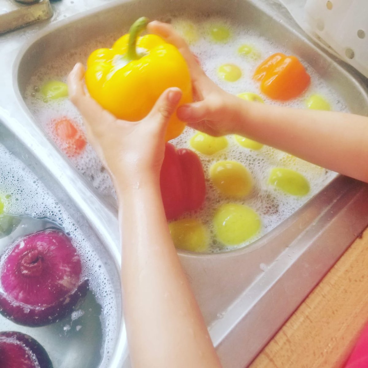 Involucrar a tus hijos en actividades como lavar y desinfectar frutas y verduras, contribuye al desarrollo de sus hábitos de autocuidado y bienestar. #habitossaludablesdesdepequeños #habitosdebienestar #wellnesshabits #mywellnessjourney