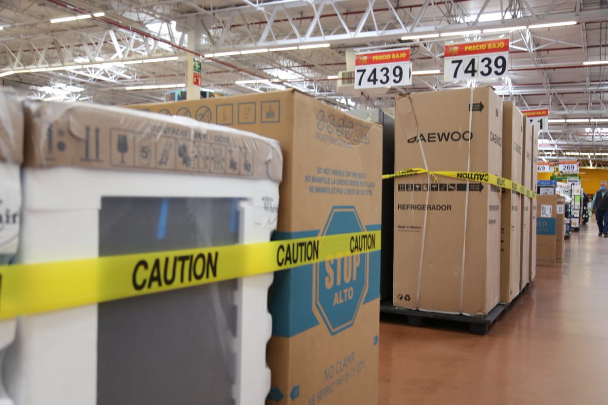 DanielAndradeTV's tweet photo. #InformandoParaTi 
DETIENEN  VENTA DE ARTÍCULOS NO ESENCIALES EN TIENDAS 

Este día se realizaron varios operativos para inmovilizar la venta de artículos considerados no esenciales en tiendas supermercados. 

Walmart, Sams y Costco entre las visitadas. https://t.co/DByXJfqrFJ