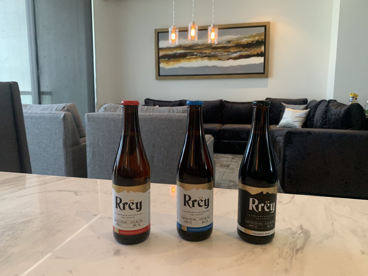 JuanitoBuxade's tweet photo. Hoy por la mañana festejaba el cumpleaños de la mayor fan del @ClubPueblaMX la Reina Isabel, para por la tarde poder consentirme como #Rrey.
Una chulada las 🍻🍻🍻 de @cervezarrey.
Si me las merezco 👼🏻👑🤴🏻 https://t.co/DbHSwvRJcA
