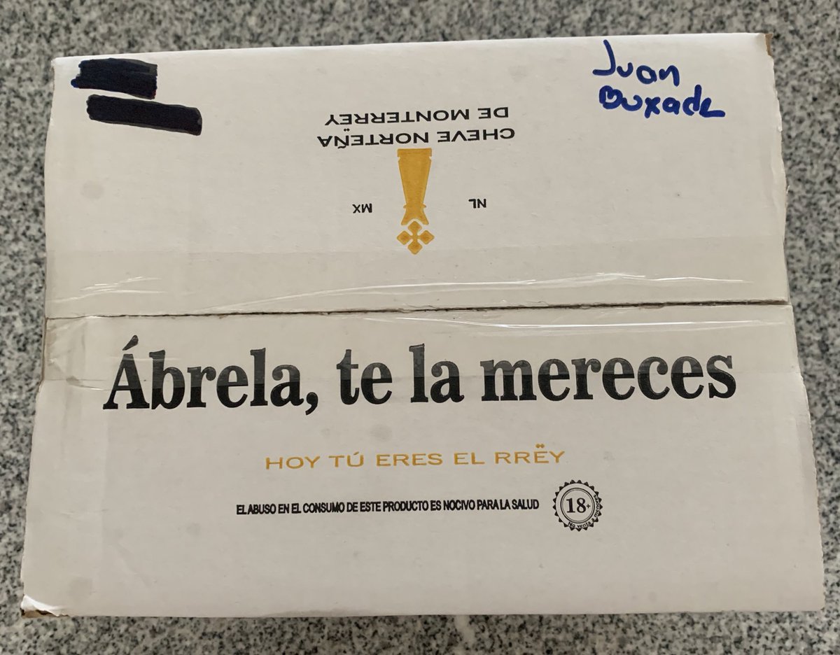 JuanitoBuxade's tweet photo. Hoy por la mañana festejaba el cumpleaños de la mayor fan del @ClubPueblaMX la Reina Isabel, para por la tarde poder consentirme como #Rrey.
Una chulada las 🍻🍻🍻 de @cervezarrey.
Si me las merezco 👼🏻👑🤴🏻 https://t.co/DbHSwvRJcA