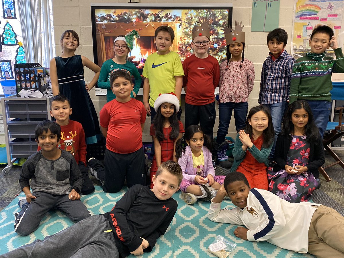 Stevenson2ndGr's tweet photo. C is for Class Meetings and classmates! We miss seeing each other in person, and are thankful for our virtual meetings together! 💚#NoviTogether #dfhappyclassrooms https://t.co/ZlmOM705Rz