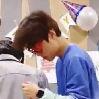  #DOYOUNG is unbothered, in his own little world. using an empty water gun to spray air into his face?