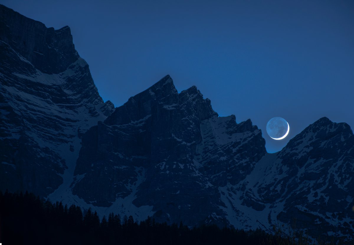 enrosadire's tweet photo. #moon #pelmo #DOLOMITES https://t.co/EcfH2oy5fk