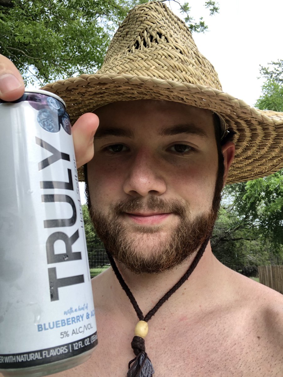 davisowen37's tweet photo. Can @trulyseltzer sponsor me please🥺👉🏽👈🏽 https://t.co/uHXcKyYkTg