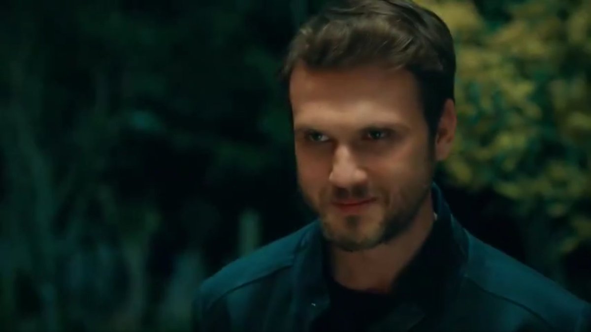 Yamac felt that he frightens efsun when he enters Her house by surprise so he came this time from the door,he was angry but smiled when he saw efsun happy and smiling,he almost Forgot the reason for which he came  #cukur  #EfYam ++++