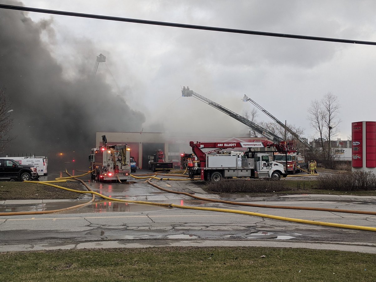 OFSFirePhoto's tweet photo. The fire on Sheffield Road is a defensive operation. 3 Ladder Towers and numerous hand lines in operation. Collapse Zone established on Side 2. #ottnews #ottcity #OttFire https://t.co/svDVbQ599w