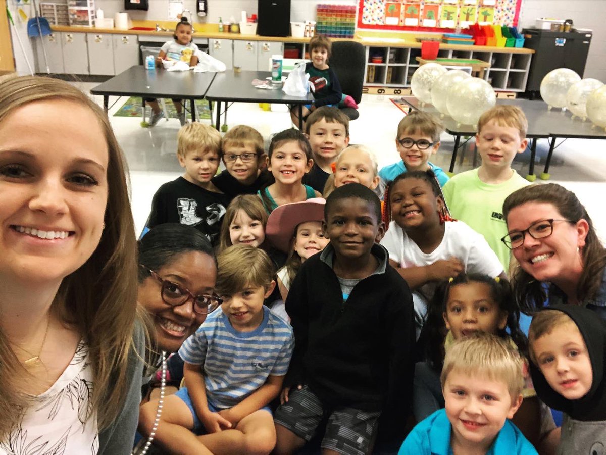 RoddyToLearn's tweet photo. I cannot wait until our virtual “air hugs” become big ole bear hugs! Happy National Kindergarten Day to my sweet, smart, and spunky Kinderbabies! I miss you all SO much! 🤟🏼 #EpicMNES #TeamLCPS #LouisaLeads https://t.co/kNZw0J8Bn9