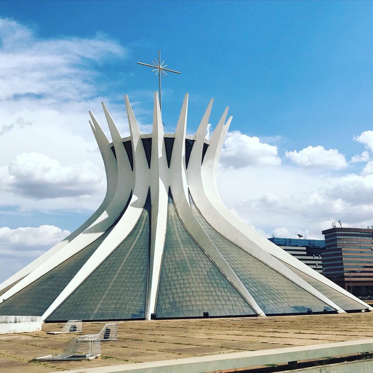 Blombo_art's tweet photo. Nos 60 anos de Brasília, relembramos nossa visita à capital federal que tem arte por todos os lados!
.
#brasilia60anos
.
#blombo #arteonline #marketplace
#blombo #blomboleiloes #arte #onlineauction #leilaodearte #leilao #literatura #capitalfederal #athosbulcao #OscarNiemeyer https://t.co/0x598LD02x