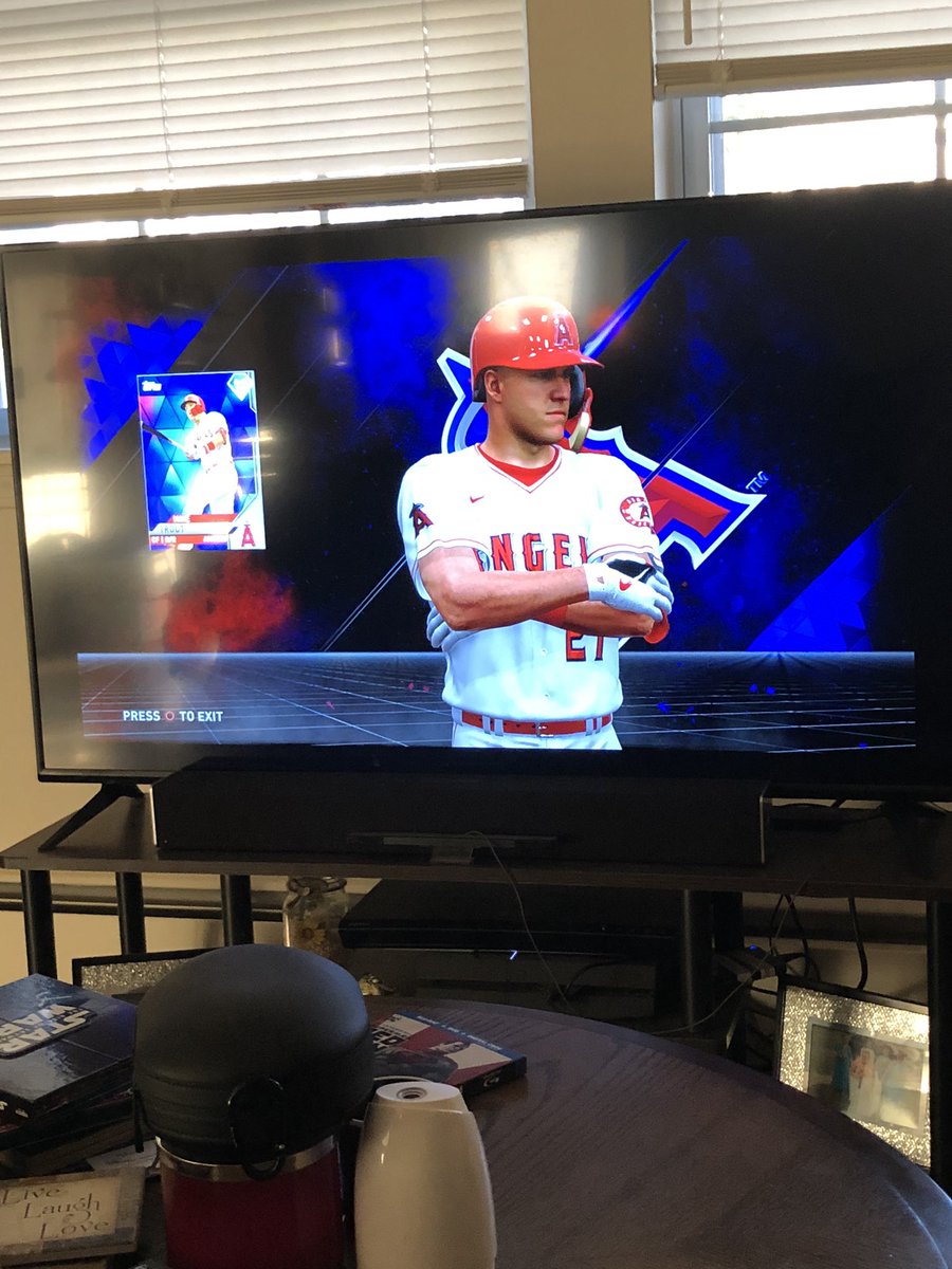 schmidtyboy25's tweet photo. I can’t stop shaking. #MLBTheShow20 https://t.co/e5A96z9OIf