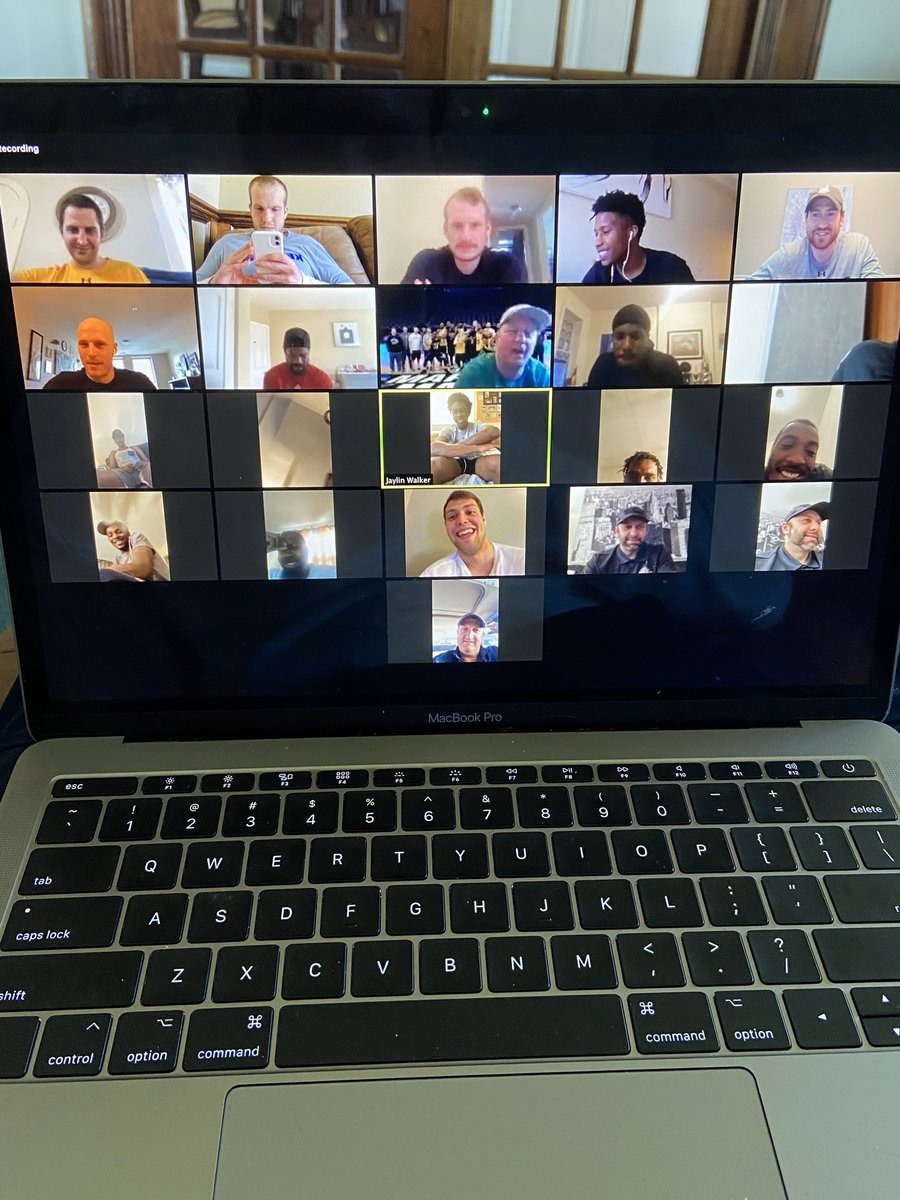 Our 2017 NCAA Tournament team together on a zoom call tonight!🏆💍 #FlashFamily 🏀⚡️