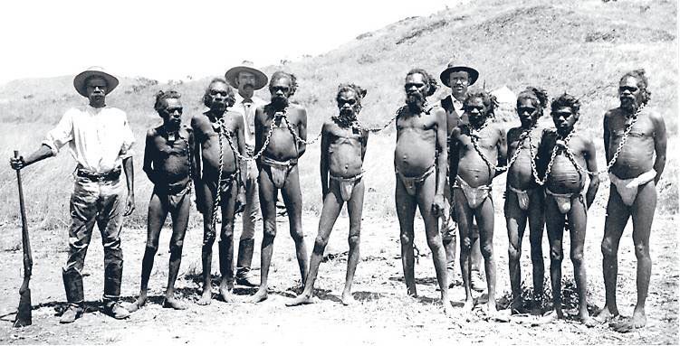 Les aborigènes d’Australie. James Cook, explorateur britannique, découvre l’Australie et extermine aussitôt toute population habitant sur cette île. Les aborigènes d’Australie encore vivant aujourd’hui vivent dans la pauvreté la plus extrême, dans l’un des pays les plus riches.