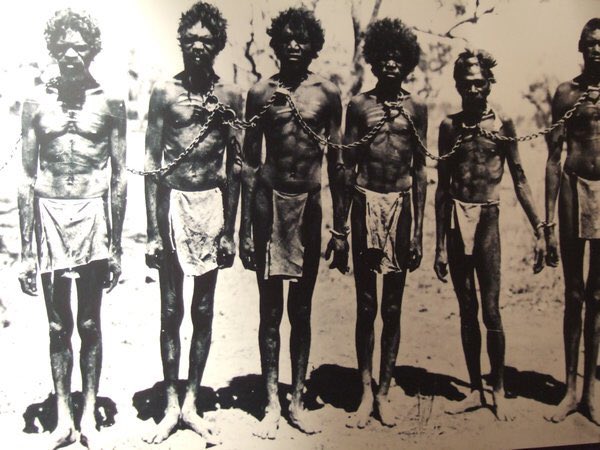 Les aborigènes d’Australie. James Cook, explorateur britannique, découvre l’Australie et extermine aussitôt toute population habitant sur cette île. Les aborigènes d’Australie encore vivant aujourd’hui vivent dans la pauvreté la plus extrême, dans l’un des pays les plus riches.