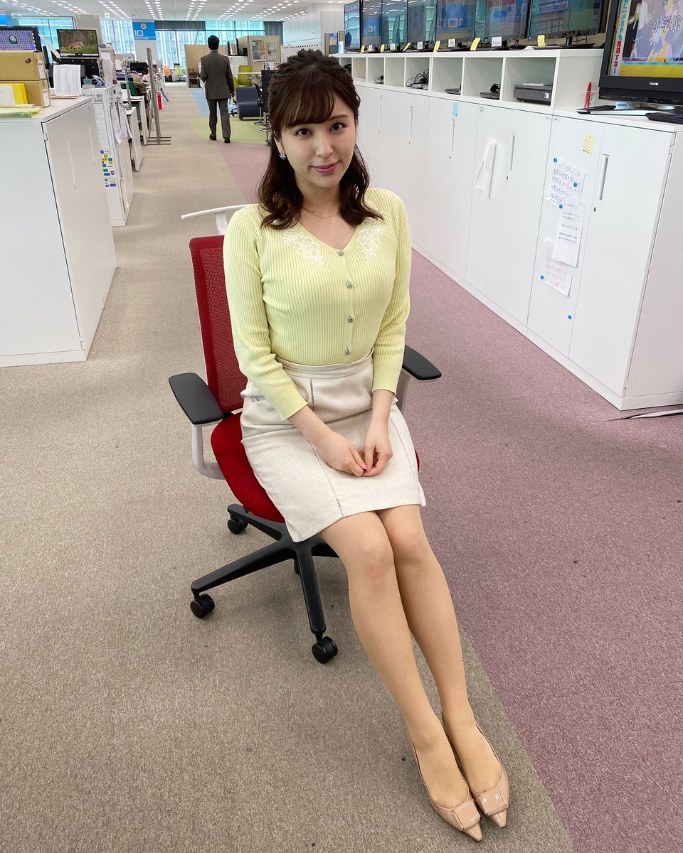 角谷 暁子 テレビ東京アナウンサー 今日もモーサテ無事終わりました 奥で歩いているのは 大浜キャスターです このあと昼サテも担当します 衣装 Tops Debutdefiore Skirt Astoriaodier Accessory Goggi T Co Veogeyzj1d