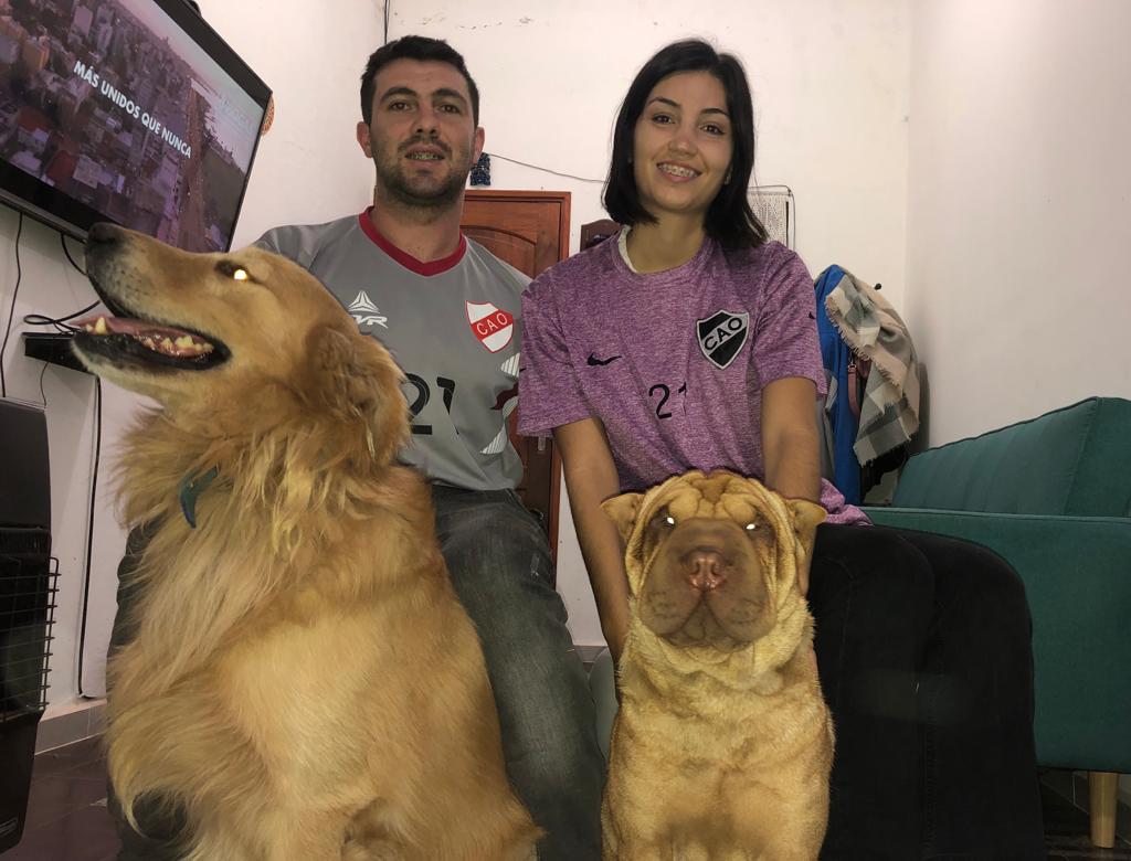 Mathias Peña de Oriental festejando el triunfo en el Torneo de preguntas y respuestas con Cecilia y el resto de la Flia, fue 3 a 2 ante Jonathan Diaz de Resero