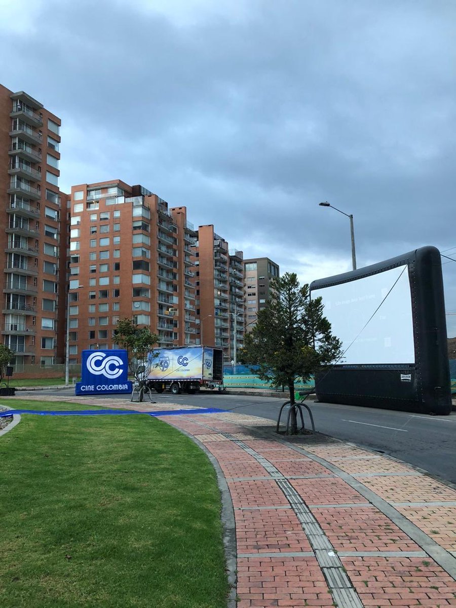 MunirFalah's tweet photo. Estamos próximos a iniciar la primera proyección del proyecto “RUTA 90 DESDE LOS BALCONES”, con la película “Mia y el León Blanco”, en el sector de La Felicidad en Bogotá. https://t.co/S8QOaizYjF