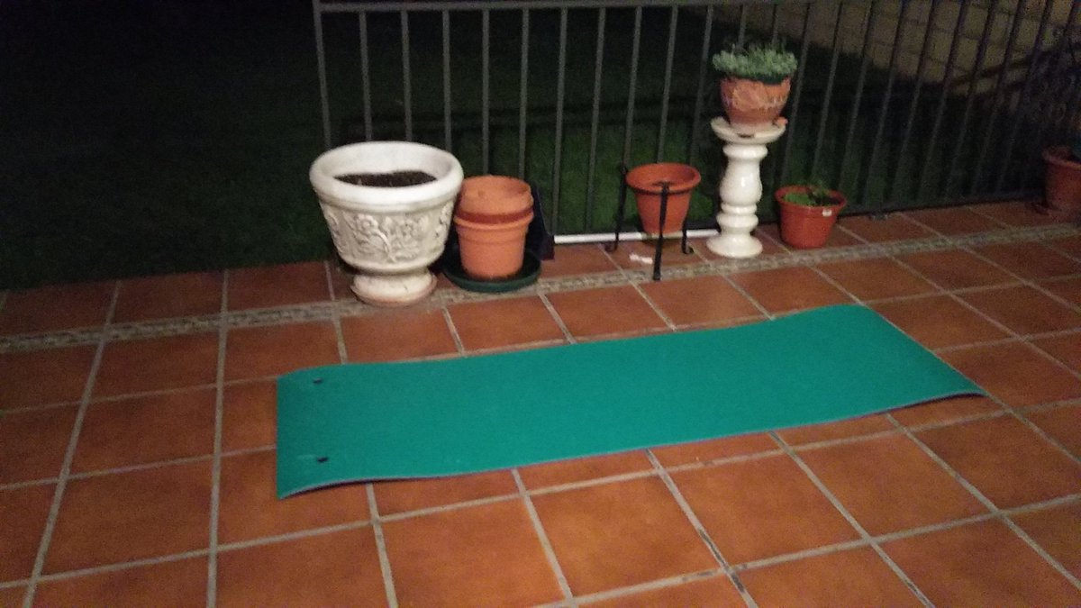 Samupabs's tweet photo. Entre unas cosas y otras el entrenamiento se ha hecho tarde, pero la constancia no conoce de horarios.
#FitFighter https://t.co/ttuzzgt2bC