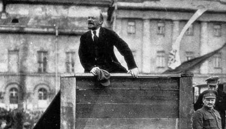 "Umutsuzluk ve karamsarlık, yıkımın nedenlerini kavrayamayan, çıkış yolu göremeyen, mücadele yeteneğini kaybetmiş olanlara ait bir sorundur." - Vladimir Lenin
#lenin