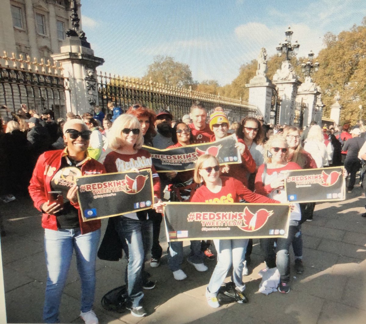 Crystal_Mc_R's tweet photo. #RedskinsTweetTeam witnessing the changing of the guard at @KensingtonRoyal! #LondonThrowback #HTTR @RTT1932 @GirlySkinsfan @redskinsuk1 @bauckland @itsmetoday1 @Girlskinsfan https://t.co/XOYcwCRMr5
