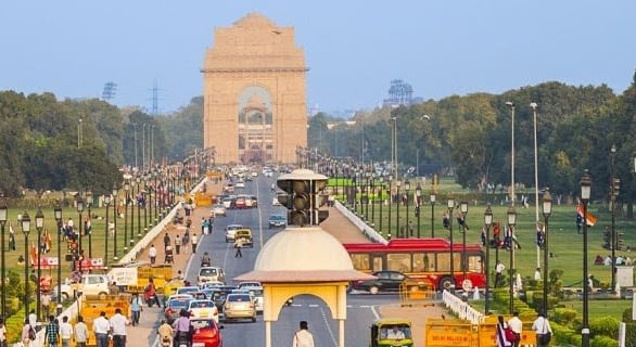 Hint Kapısı, I. Dünya Savaşı'nda Mezopotamya, İran, Doğu Afrika, Gelibolu gibi bölgelerde şehit olan 82 bin Hint askeri için inşa edilen bir savaş anıtıdır. Başkent Yeni Delhi Rajpath bölgesinde bulunan yapı ülkenin yakın geçmişine ışık tutmaktadır.