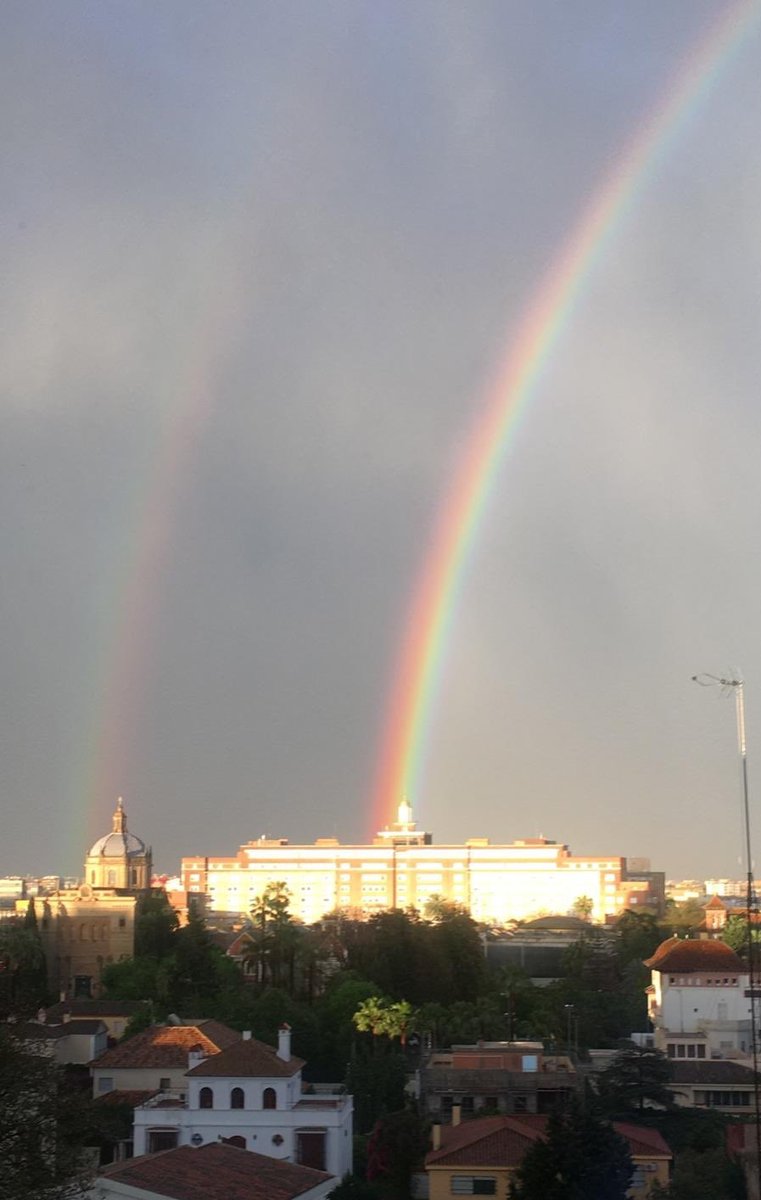 NacheteGperera's tweet photo. La imagen de hoy. El  arcoiris  sobre el Hospital Virgen del Rocío ¡Todo saldrá bien! 🌈 @HospitalUVRocio   #TodoSaldraBien #Esperanza #Covid_19 #graciassanitarios https://t.co/J11mgJH2N6