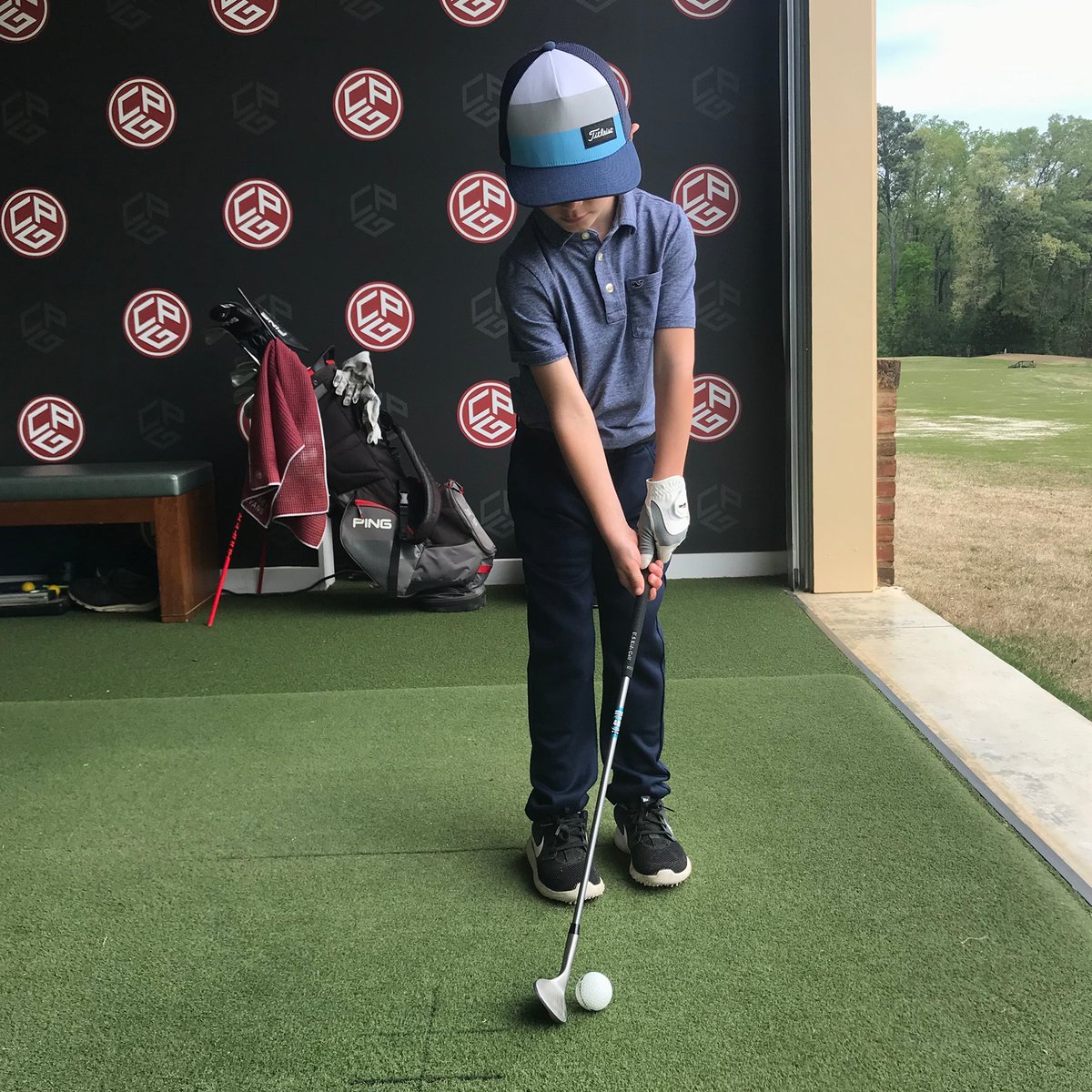 A lot of good things to try to repeat from my little buddy’s chipping setup! Slightly open stance and hips - Narrow stance - Hands forward - Ball position back These are key elements in setting up to chip properly. 🔥 👊 

<a href="/clevelandgolf/">Cleveland Golf</a> <a href="/srixongolf/">Srixon</a> <a href="/trackmangolf/">Trackman Golf</a> <a href="/torcheyewear/">Torch Eyewear</a>