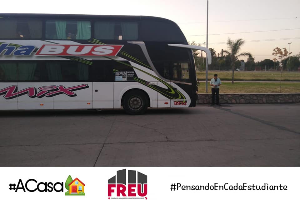 FreuOficial's tweet photo. ¡A casa!🏡🚌

Rebalsamos de felicidad. Hoy, 50 estudiantes provenientes del interior de la provincia de Salta se subieron a un colectivo, repletos con la ilusión de poder volver a su hogar. Ellos y ellas se encontraban varados en La Rioja en plena cuarentena. https://t.co/UGiRsYKF02