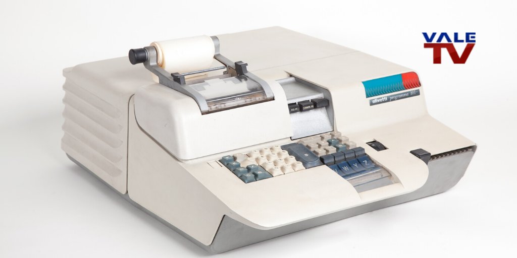 ValeTVCanal5's tweet image. La #Programma101, la primera computadora de escritorio producida comercialmente, se lanzó el 22 de abril de 1964. Se vendieron más de 40.000 unidades, algunas de ellas a la @NASA_es para planear el alunizaje del Apolo 11
#ValeTVenLaHistoria
#YoMeQuedoEnCasa