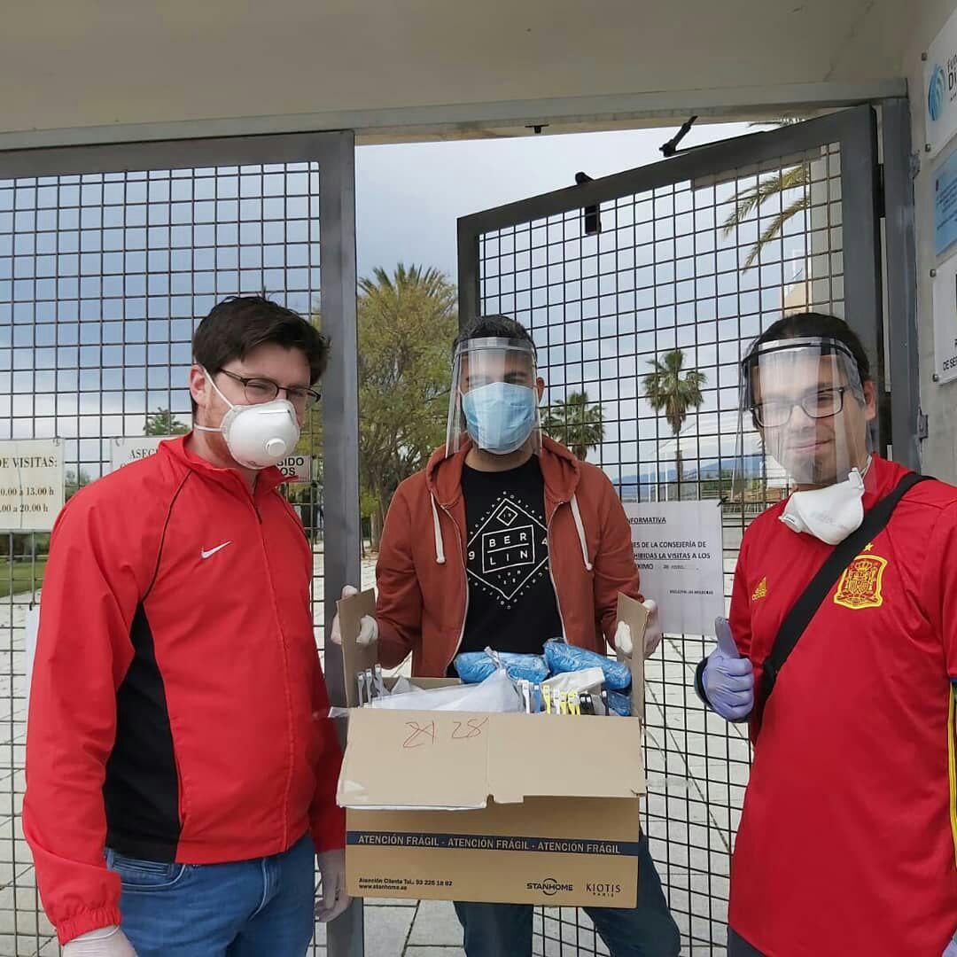 Más fotos de repartos de pantallas protectoras, esta vez al Ayuntamiento de Blanca por parte de los makers de Archena, al Ayuntamiento de Alguazas para varios colectivos del pueblo y a la Residencia Nuevo Azahar en Archena
Vamos!!! 💪💪💪