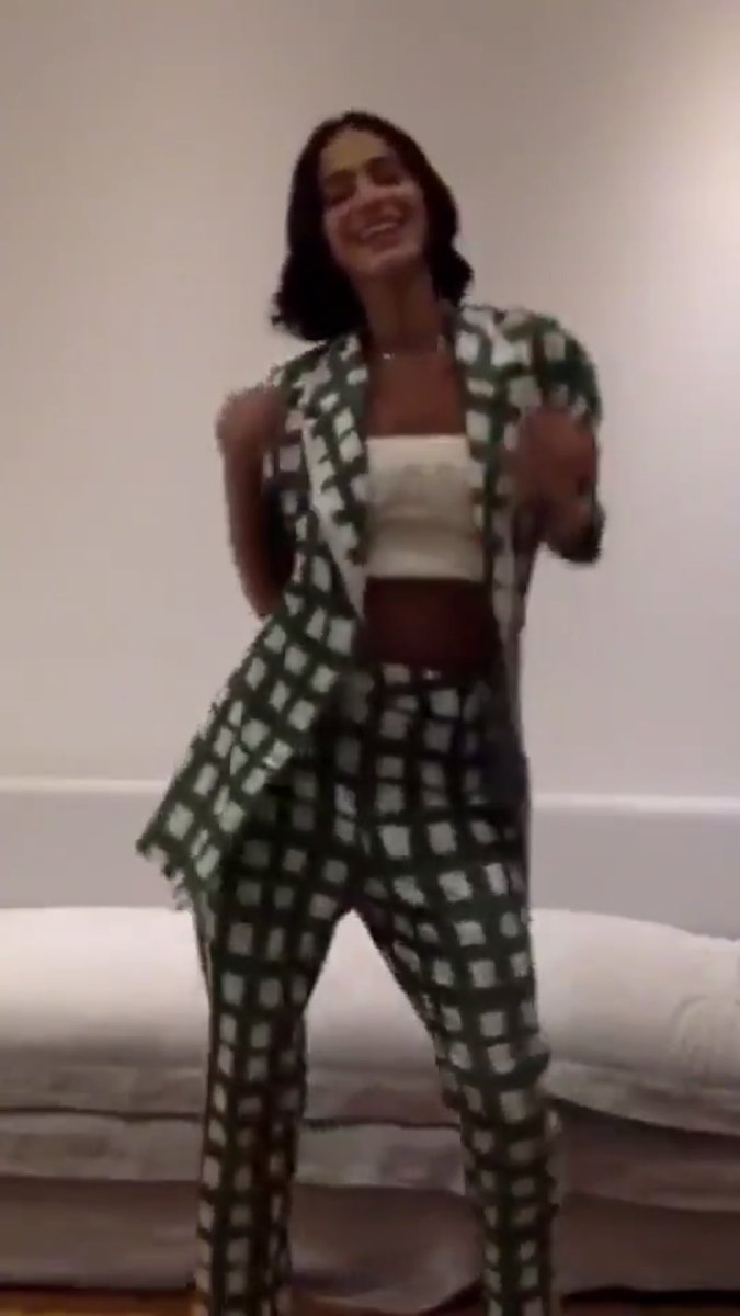 rfl0001's tweet photo. e a manu que tá com a mesma roupa que a bruna usou no video do #FicaManu véi https://t.co/EJHCrGsoxv