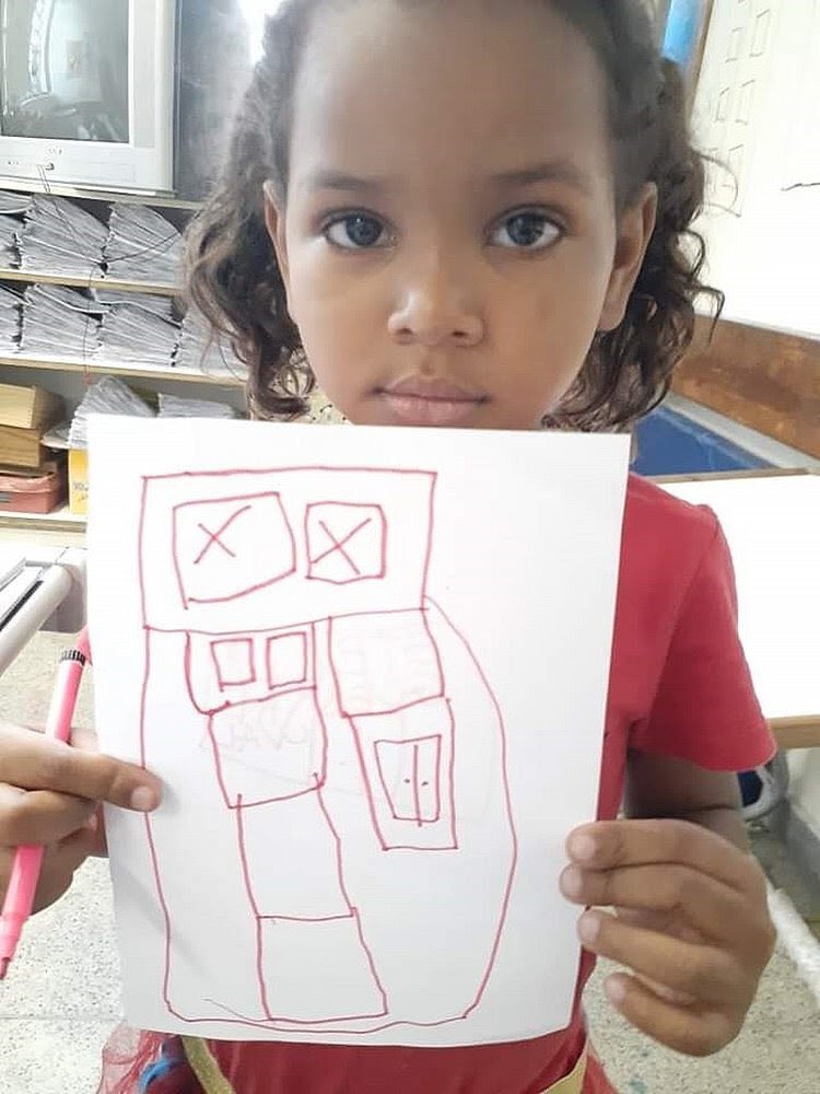 Ketellen de Oliveira Gomes de 5 anos foi morta em 2019 por uma bala perdida em Realengo, Rio de Janeiro. A menina ia para a escola com sua mãe quando foi baleada na perna. Ela disse: “mamãe, não chora, não chora”, quando viu a mãe em desespero pela filha sangrar antes da morte.