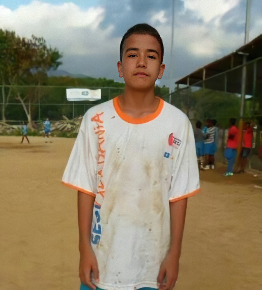 Lucas Farias Canuto, de 13 anos, estava no local conhecido como Reta dos Barracos, no Caratê, na Cidade de Deus, quando foi atingido no peito durante uma troca de tiros entre traficantes e policias da UPP, por volta das 14 horas em 15 de Junho de 2014.