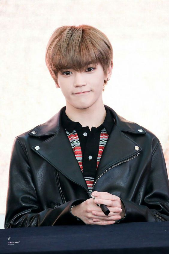 Taeyong the baby, making the :] 'bread' face