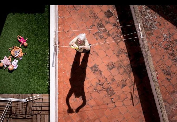 aragoncultura's tweet photo. Hoy en #AragónCultura #ContigoEnCasa
🎶#Flamas, el disco en aragonés de Olga y los Ministriles
📺#Unorthodox, la serie de la que todo el mundo habla
📸'Mirando con calma', una ventana al exterior
📚@VilaSilva publica de nuevo
👉Más en https://t.co/3O6XgranLZ https://t.co/8vy0745pIE