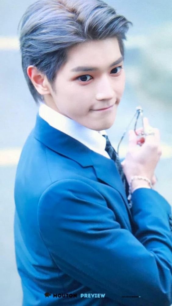 Taeyong the baby, the bread face continues even in a suit, plus starfish (?) pose