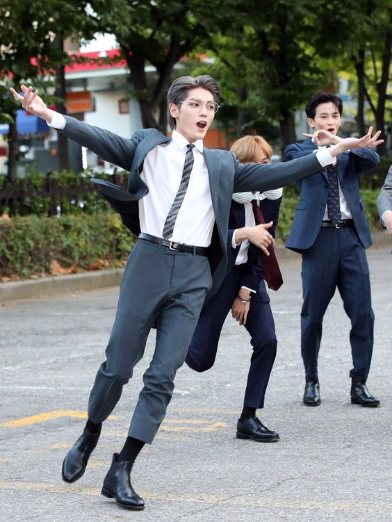 Taeyong the baby, the bread face continues even in a suit, plus starfish (?) pose