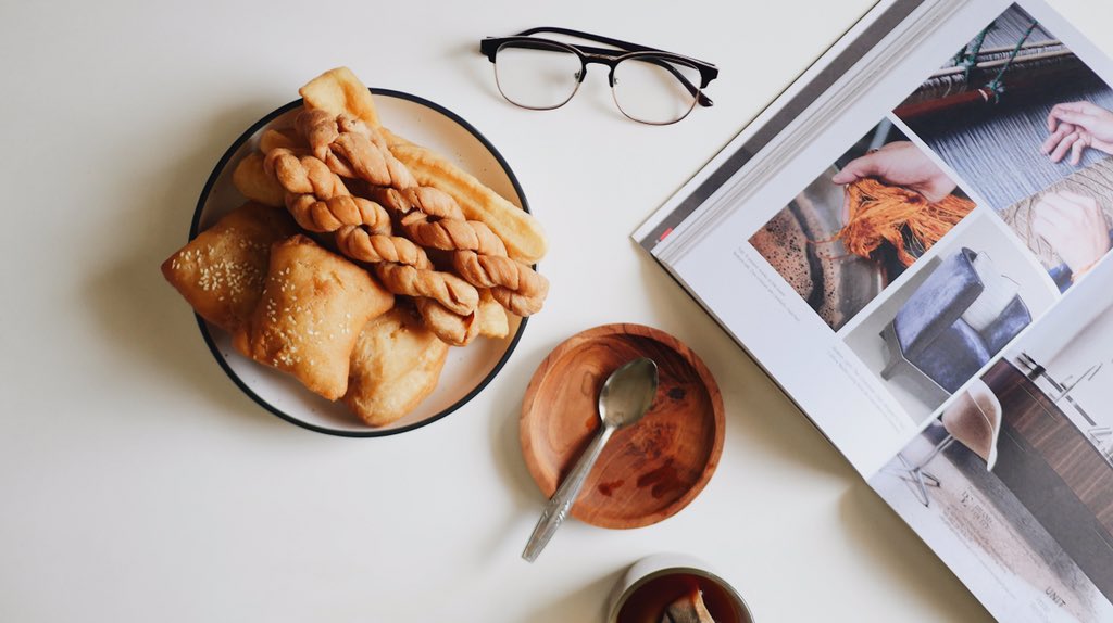Madariyanhadi's tweet photo. Dari kemarin banyak banget yang tanya, “Mas Mada, cara ngefoto makanan biar gak ngebayang gimana sih?”

Yaudah gue bikinin video step by step ya! Di tonton dan di praktekin di rumah lho.

Semua footages diambil di rumah dan DoP nya @nisrinadhiya 🖤 https://t.co/Y8RRTpWGo2