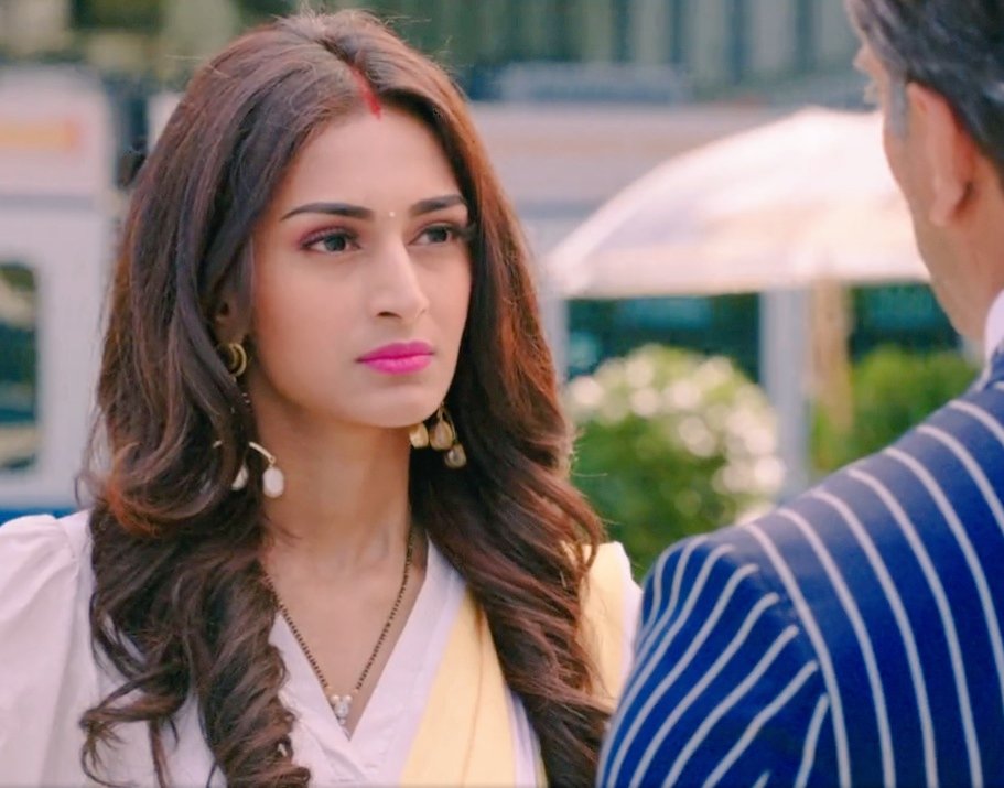 When  #Prerna misunderstood Mr.Bajaj's intentions she confronted him fiercely like alwaysPrerna:-"Apne Cunning Mind Aur Soch Ko Apne Paas Hi Rakhna, Mere Body Aur Soul Ko Iske Beech Me Laane Ki Zaroorat Nahi Hai, Koi Right Nahi Hai Aapka" #EricaFernandes  #KasautiiZindagiiKay