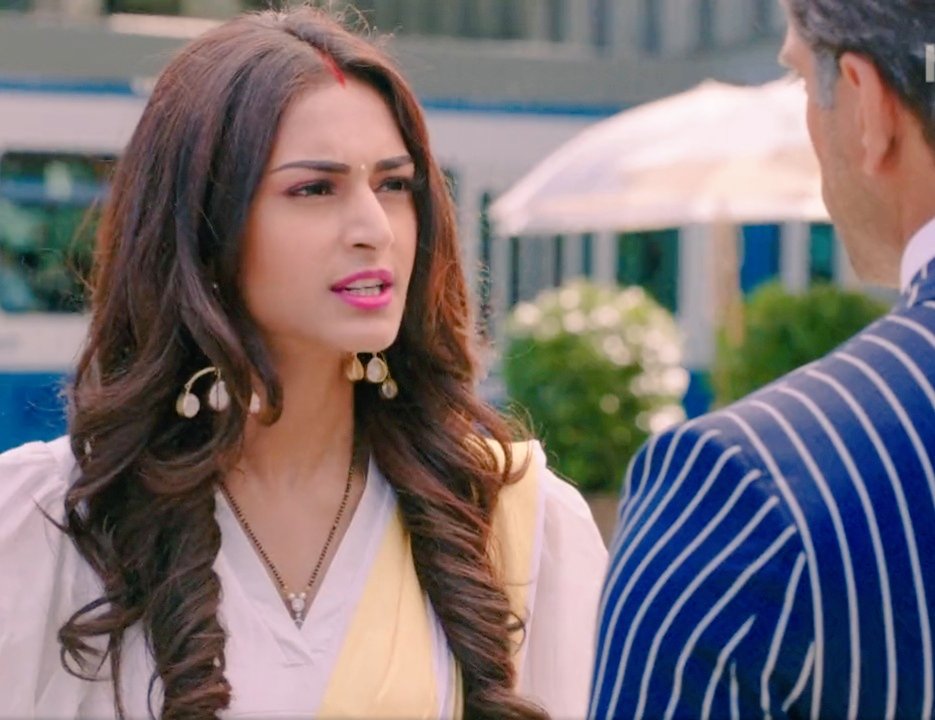 When  #Prerna misunderstood Mr.Bajaj's intentions she confronted him fiercely like alwaysPrerna:-"Apne Cunning Mind Aur Soch Ko Apne Paas Hi Rakhna, Mere Body Aur Soul Ko Iske Beech Me Laane Ki Zaroorat Nahi Hai, Koi Right Nahi Hai Aapka" #EricaFernandes  #KasautiiZindagiiKay