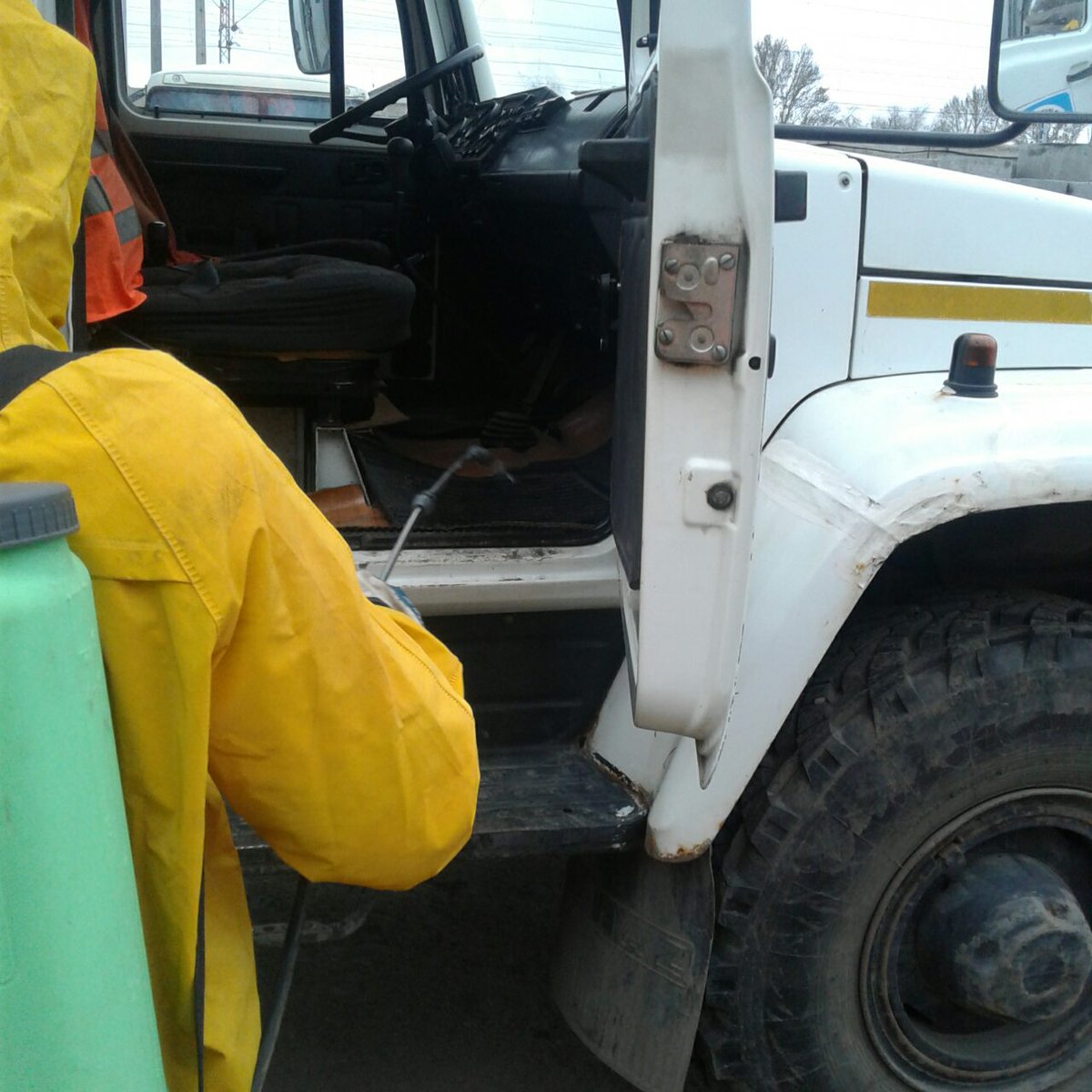 В рамках мероприятий по предотвращению распространения коронавирусной инфекции в предприятиии проводятся мероприяти по санитарной обработке дезинфицирующим средством автотранспорта