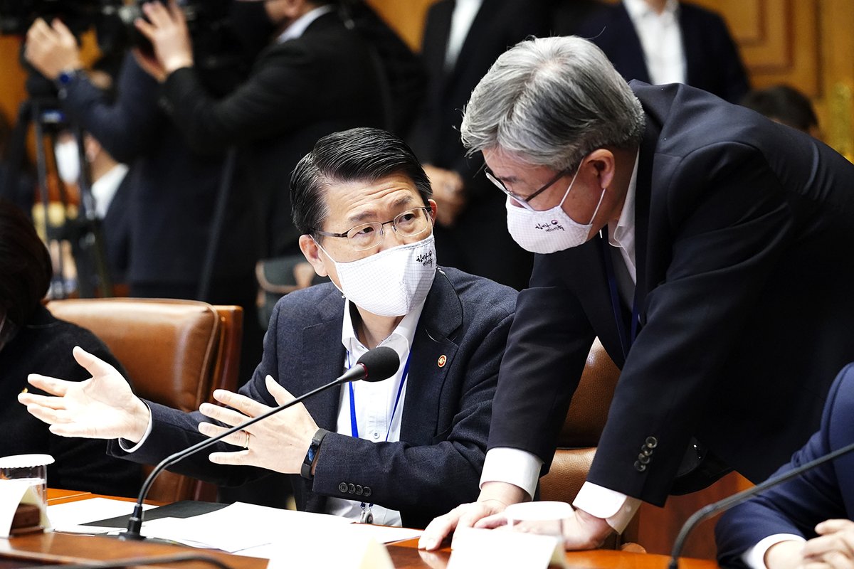 거듭 거듭 강조하지만 
무엇보다 중요한 것은 속도입니다. 
지금까지 발표한 비상경제 대책들을 
신속하게 실시하는 것이 
무엇보다 중요합니다.

www1.president.go.kr/articles/8528