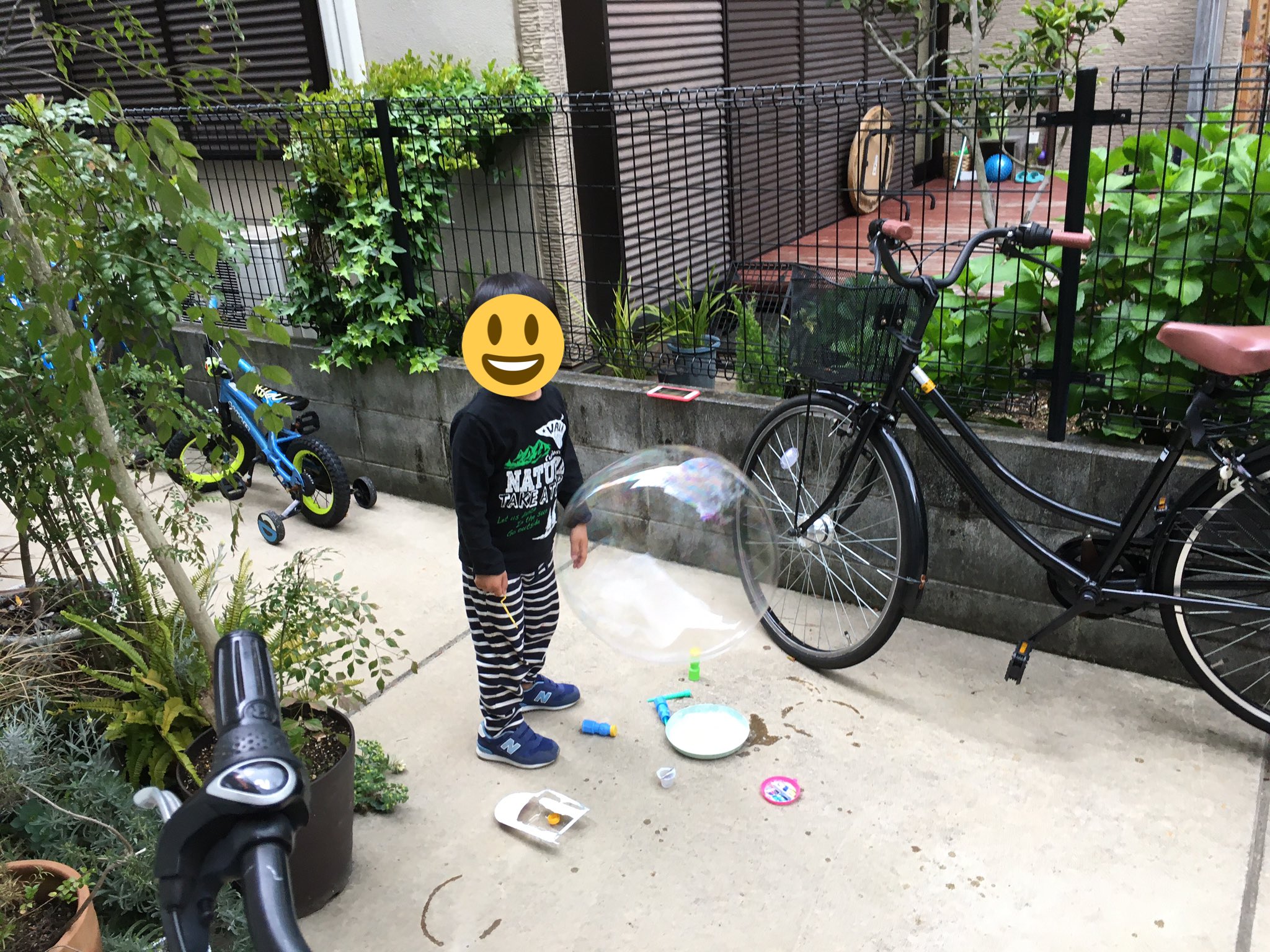 Fewfar Tamax Auf Twitter 昨日すいえんさーでやってたワイヤーで作った輪っかに包帯を巻くと大きなシャボン玉ができるというやつさっそくやってみた 楽しいけど液を大量に消費しやがるぜ Fewfar Tamax Auf Twitter 昨日すいえんさーでやってたワイヤーで作った輪っかに包帯を巻くと大きなシャボン玉ができるというやつさっそくやってみた 楽しいけど液を大量に消費しやがるぜ